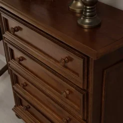 Sale Klassisch gestaltete Hochkommode in Walnussfarben - Manicos Kommoden