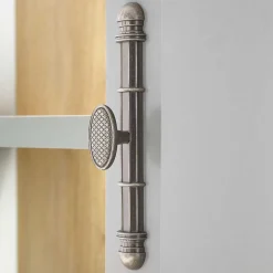 2-türiger Landhaus Vitrinenschrank in Lichtgrau - Buleta Vitrinen